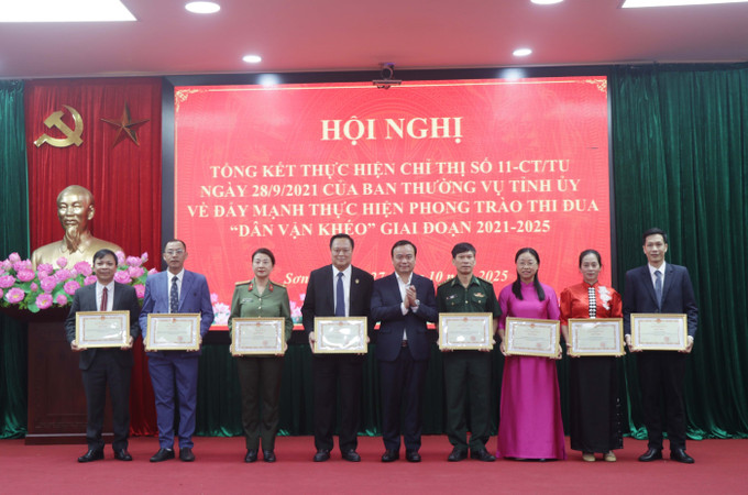 Tặng Bằng khen của Chủ tịch UBND tỉnh cho các tập thể có thành tích xuất sắc trong thực hiện phong trào thi đua “Dân vận khéo” giai đoạn 2021 - 2025. son-la3-2710.jpg
