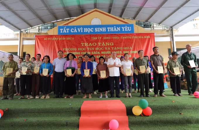Lãnh đạo tỉnh Hoà Bình tặng quà cho các hộ gia đình chính sách, hộ nghèo của xã Đoàn Kết. Ảnh: Trọng Đạt/TTXVN