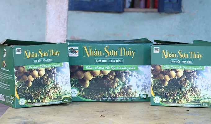 Sản phẩm nhãn Sơn Thủy được đóng hộp để bán ra thị trường. Sản phẩm nhãn Sơn Thủy được đóng hộp để bán ra thị trường.