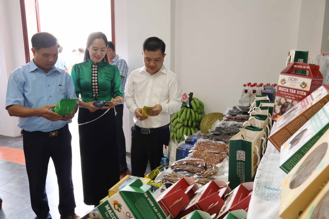 Các đại biểu tham quan các sản phẩm OCOP của xã Tân Uyên tại hội thảo. Các đại biểu tham quan các sản phẩm OCOP của xã Tân Uyên tại hội thảo.
