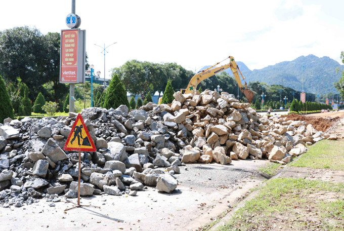 Đơn vị thi công xử lý hố sụt lún tại Km27+120 - Km27+200 trên quốc lộ 4D ở Lai Châu. Ảnh: Quý Trung/TTXVN lai-chau1-2907.jpg