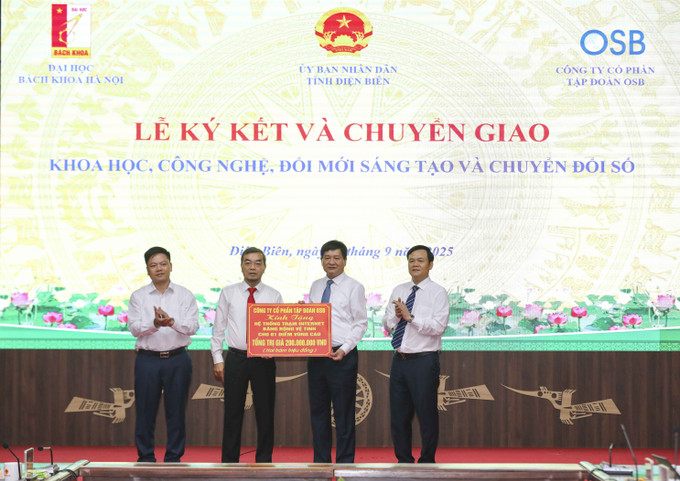 Công ty Cổ phần Tập đoàn OSB trao biểu trưng kinh phí xây dựng hệ thống trạm Internet băng rộng vệ tinh cho 1 điểm trường vùng cao của tỉnh Điện Biên. dien-bien6-2309.jpg