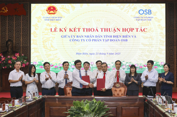 Chủ tịch UBND tỉnh Điện Biên Lê Thành Đô và Tổng Giám đốc, Chủ tịch Tập đoàn OSB Nguyễn Hồng Sơn bàn giao biên bản ký kết hợp tác. dien-bien3-2309.jpg