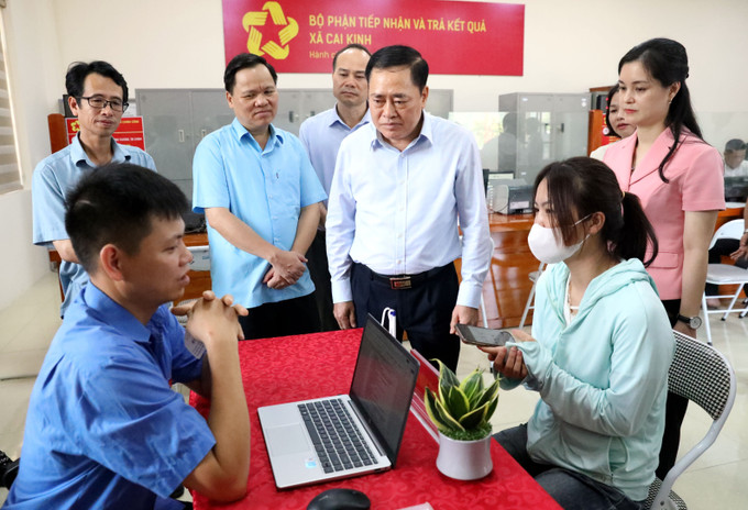 Chủ tịch UBND tỉnh Lạng Sơn Hồ Tiến Thiệu cùng Đoàn công tác của tỉnh kiểm tra công tác phục vụ nhân dân tại Trung tâm phục vụ hành chính công xã Cai Kinh. lang-son-0408.jpg