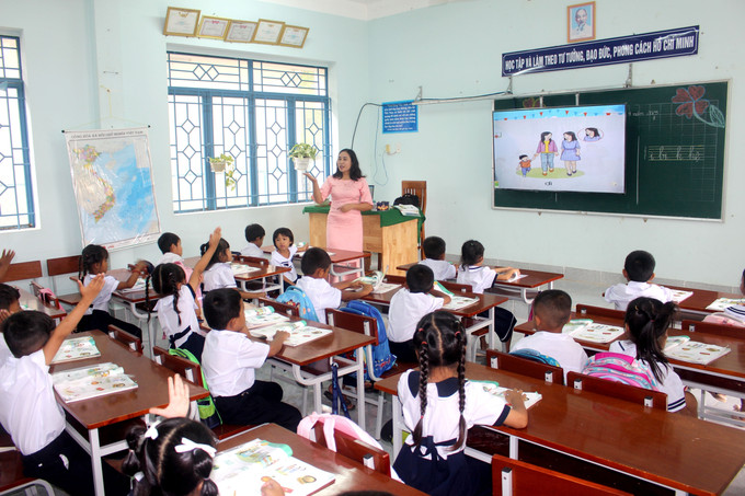 Giáo viên Trường Tiểu học Lâm Giang, xã Hàm Thuận Bắc sử dụng tranh ảnh để dạy tăng cường tiếng Việt cho học sinh đồng bào dân tộc Chăm. lam-dong2-1710.jpg
