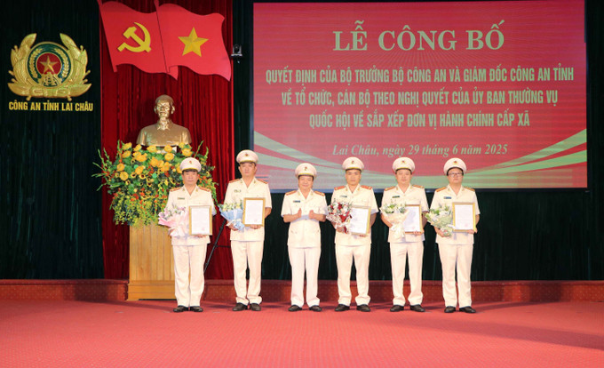 Trao quyết định cho các phó trưởng công an các xã, phường. lai-chau2-2906.jpg