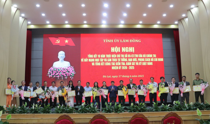 20 tập thể được tặng Bằng khen của Chủ tịch UBND tỉnh Lâm Đồng vì những thành tích xuất sắc trong học tập và làm theo tư tưởng, đạo đức, phong cách Hồ Chí Minh giai đoạn 2016- 2025. Ảnh: Chu Quốc Hùng/TTXVN lam-dong3-170625.jpg