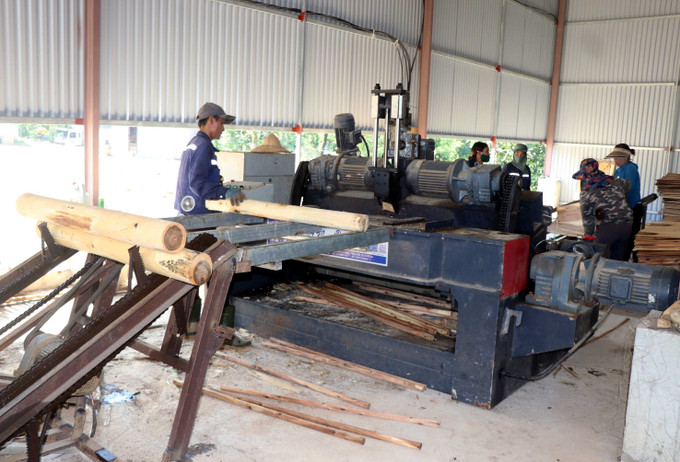Công nhân vận hành máy bóc ván ép tại cơ sở chế biến gỗ Hoàng Duy Viết ở xã Hà Linh, huyện Hương Khê (Hà Tĩnh). Ảnh: Công Tường/TTXVN ha-tinh1-2605.jpg