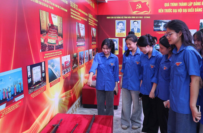 Đoàn viên thanh niên tỉnh Hòa Bình tìm hiểu lịch sử tỉnh. Ảnh: Thanh Hải/TTXVN hoa-bin3-160525.jpg