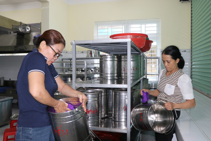 Nhiều bảo mẫu lo lắng với việc áp dụng mức thu theo hướng dẫn của Sở, mức lương của các bảo mẫu chỉ còn khoàng 2,5 triệu đồng/ tháng. dak-lak3-1110.jpg