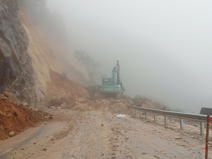 Công ty Cổ phần Cầu đường 3 Lai Châu đã huy động các phương tiện, máy múc để khẩn trương khắc phục sạt lở. Dự kiến, đến khoảng 9 giờ 30 ngày 22/6 sẽ thông tạm thời để các phương tiên là xe ô tô con, xe máy có thể lưu thông. Ảnh: TTXVN phát Công ty Cổ phần Cầu đường 3 Lai Châu đã huy động các phương tiện, máy múc để khẩn trương khắc phục sạt lở. Dự kiến, đến khoảng 9 giờ 30 ngày 22/6 sẽ thông tạm thời để các phương tiên là xe ô tô con, xe máy có thể lưu thông. Ảnh: TTXVN phát