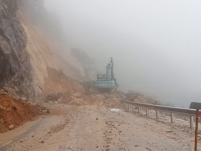 Công ty Cổ phần Cầu đường 3 Lai Châu đã huy động các phương tiện, máy múc để khẩn trương khắc phục sạt lở. Dự kiến, đến khoảng 9 giờ 30 ngày 22/6 sẽ thông tạm thời để các phương tiên là xe ô tô con, xe máy có thể lưu thông. Ảnh: TTXVN phát