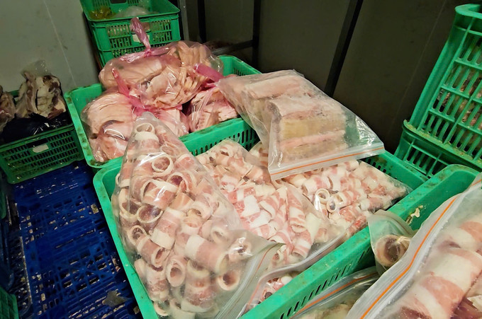 Một kho đông lạnh tại thành phố Đà Lạt chứa 2,5 tấn thực phẩm không rõ nguồn gốc xuất xứ. Ảnh: TTXVN phát lam-dong-050625.jpg