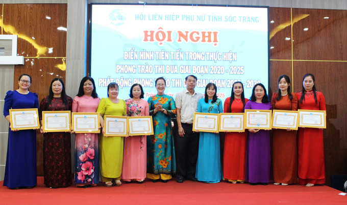 Ông Nguyễn Văn Khởi, Phó Chủ tịch UBND tỉnh Sóc Trăng tặng Giấy khen cho các cá nhân có thành tích xuất sắc trong phong trào thi đua giai đoạn 2020 - 2025. soc-trang1-1106.jpg