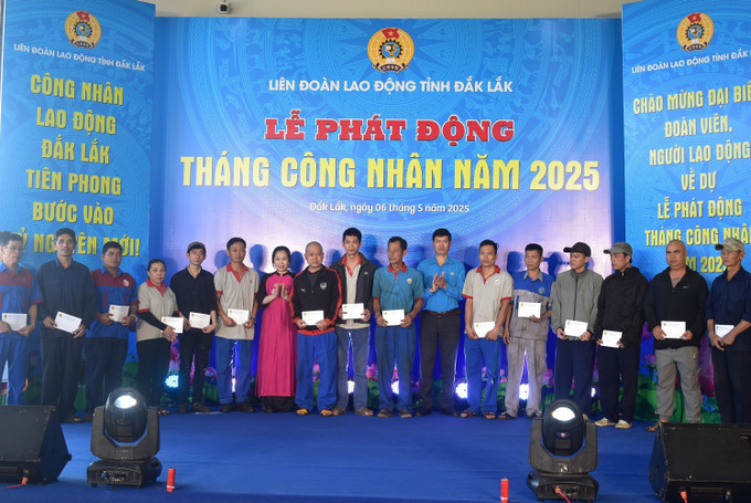 Trao tặng 100 suất quà (trị giá 1,2 triệu đồng/suất) cho 100 công nhân lao động khó khăn, bị tai nạn lao động, bệnh nghề nghiệp. Ảnh: Nguyên Dung/TTXVN Trao tặng 100 suất quà (trị giá 1,2 triệu đồng/suất) cho 100 công nhân lao động khó khăn, bị tai nạn lao động, bệnh nghề nghiệp. Ảnh: Nguyên Dung/TTXVN