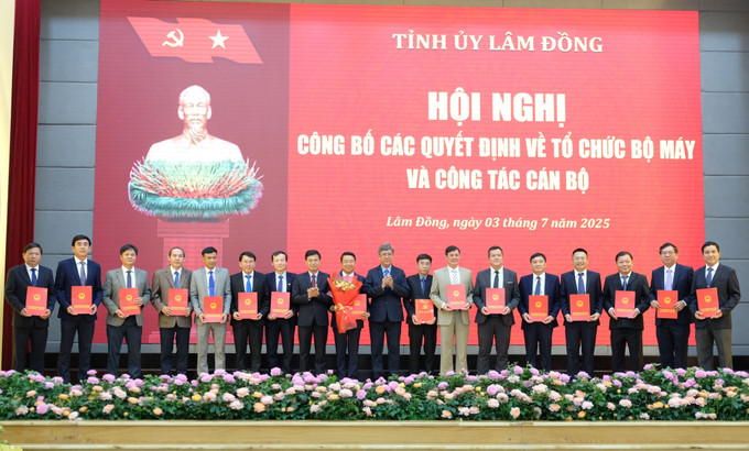 Lãnh đạo tỉnh Lâm Đồng trao quyết định bổ nhiệm chức danh Giám đốc, Phó giám đốc Sở Nông nghiệp và Môi trường tỉnh. Ảnh: Nguyễn Dũng/TTXVN lam-dong2-0307.jpg
