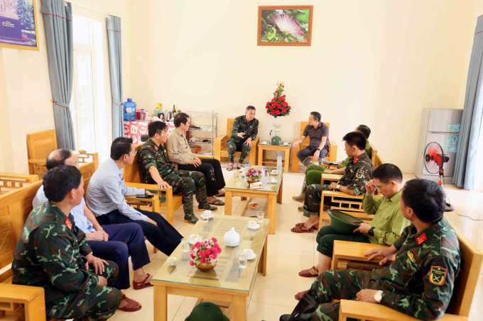 Chủ tịch Ủy ban nhân dân tỉnh Sơn La Nguyễn Đình Việt (hàng ghế đầu, bên phải) nghe các đơn vị báo cáo công tác khắc phục hậu quả do thiên tai trên địa bàn xã Sông Mã. kiem-tra-020825.jpg