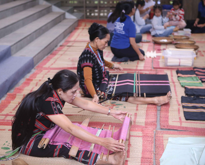 Trình diễn dệt thổ cẩm truyền thống tại Ngày hội.