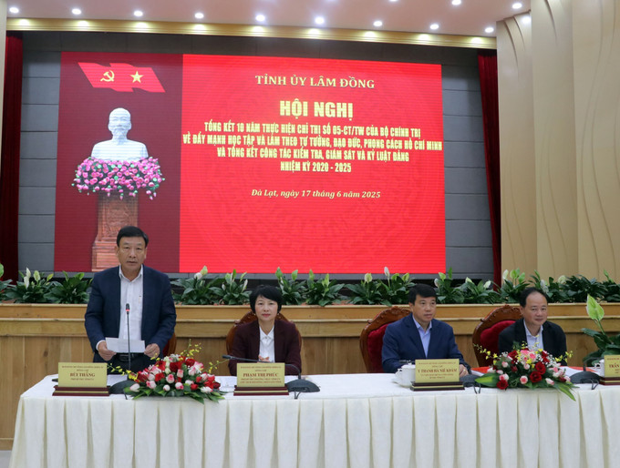 Ban Thường vụ Tỉnh ủy Lâm Đồng đánh giá kết quả 10 năm đẩy mạnh học tập và làm theo tư tưởng, đạo đức, phong cách Hồ Chí Minh. Ảnh: Chu Quốc Hùng/TTXVN lam-dong2-170625.jpg