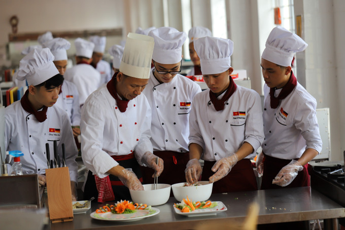 Đào tạo kỹ thuật chế biến món ăn tại Trường Cao đẳng Du lịch – Thương mại Nghệ An thu hút đông học viên. Ảnh: Bích Huệ/TTXVN nghe-an3-176.jpg
