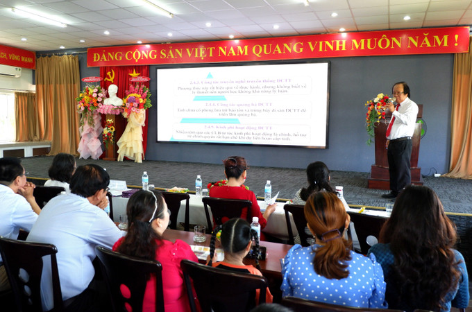 Tiến sĩ Đỗ Quốc Dũng, Phó Trưởng phòng Khoa học công nghệ, trường Đại học Kinh tế Công nghiệp Long An, trình bày đề tài nghiên cứu "Đờn ca tài tử ở tỉnh Long An - giải pháp và phát triển". don-ca-2707.jpg