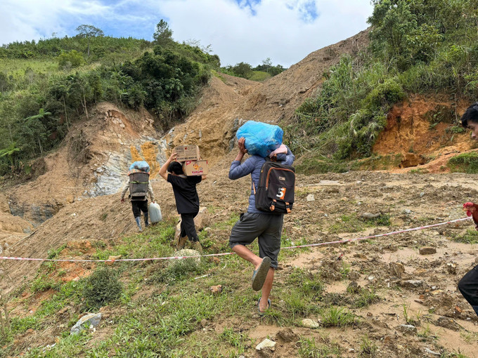 Người dân 5 thôn bị cô lập “cõng” lương thực, thực phẩm, nhu yếu phẩm về thôn qua khe suối sâu. quang-ngai3-3110.jpg