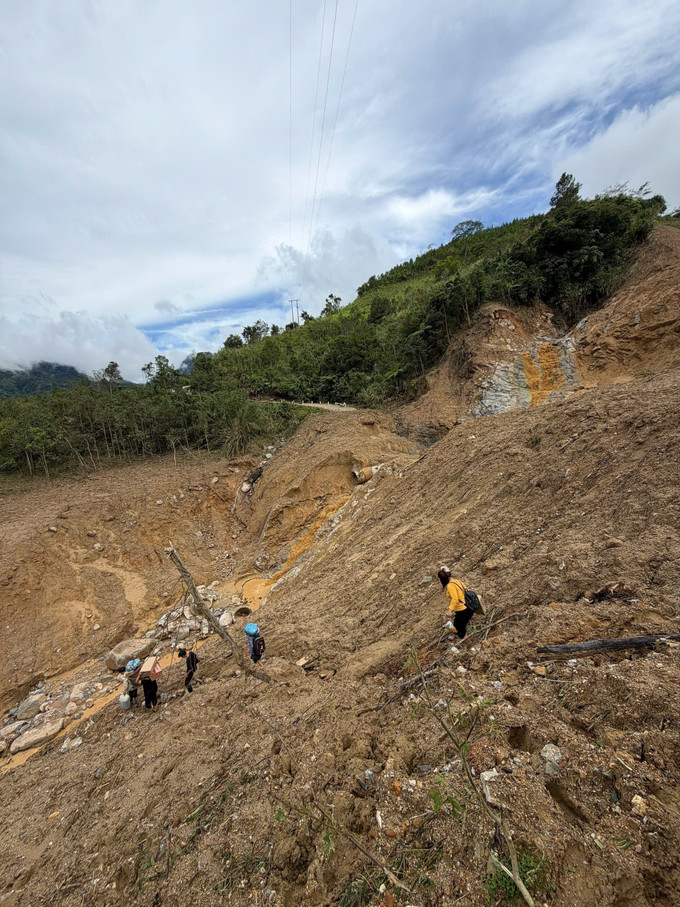Người dân 5 thôn bị cô lập “cõng” lương thực, thực phẩm, nhu yếu phẩm về thôn qua khe suối sâu. quang-ngai2-3110.jpg