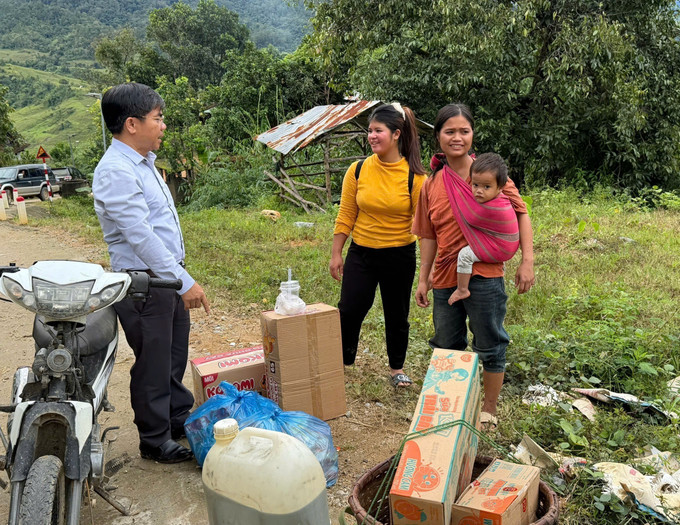 Bí thư Đảng ủy xã Ngọc Linh A Phương thăm hỏi, động viên bà con nhân dân các thôn bị cô lập. quang-ngai-3110.jpg