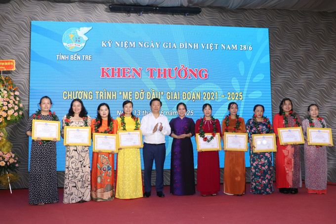 Biểu dương khen thưởng nhiều cá nhân có nhiều đóng góp trong Chương trình “Mẹ đỡ đầu”. Ảnh: Chương Đài/TTXVN ben-tre2-1306.jpg