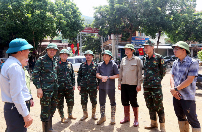 Chủ tịch Ủy ban nhân dân tỉnh Sơn La Nguyễn Đình Việt (thứ 4, phải sang) kiểm tra công tác khắc phục hậu quả do thiên tai trên địa bàn xã Sông Mã. kiem-tra2-020825.jpg