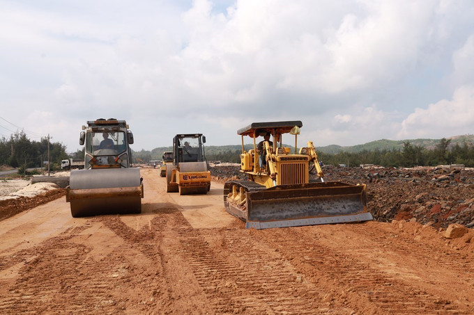 Thi công dự án tuyến đường bộ ven biển đoạn qua các xã Tuy An Đông và Ô Loan (Đắk Lắk). dak-lak1-2309.jpg
