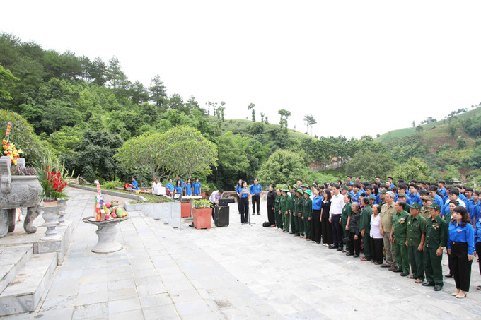 Các đại biểu tưởng nhớ các liệt sĩ thanh niên xung phong tại Tượng đài Liệt sỹ Thanh niên xung phong Ngã ba Cò Nòi. son-la1-1507.jpg