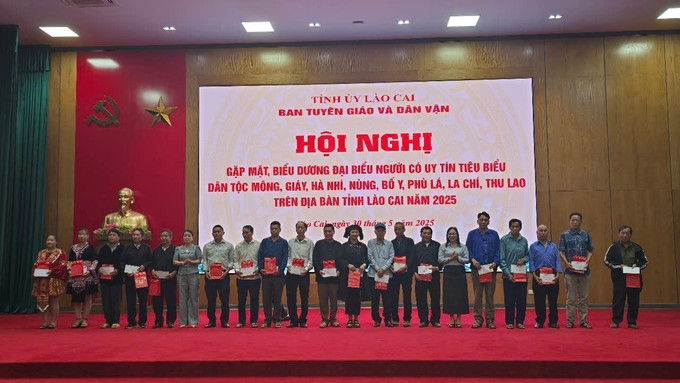 Trao quà cho các đại biểu là người dân tộc thiểu số có uy tín tiêu biểu. Ảnh: Hương Thu/TTXVN Trao quà cho các đại biểu là người dân tộc thiểu số có uy tín tiêu biểu. Ảnh: Hương Thu/TTXVN