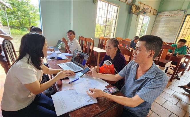 Cán bộ phường Bình Phước xuống cơ sở hỗ trợ người dân giải quyết thủ tục đất đai. Cán bộ phường Bình Phước xuống cơ sở hỗ trợ người dân giải quyết thủ tục đất đai.