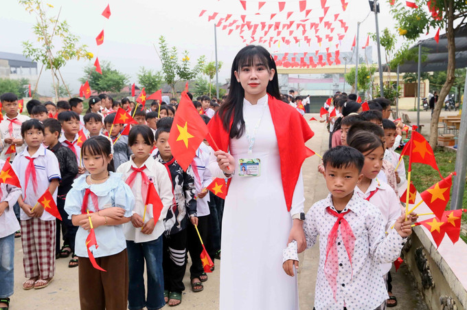 Giáo viên, học sinh Trường Trung học cơ sở Ngọc Chiến, xã Ngọc Chiến, tỉnh Sơn La, hân hoan bước vào năm học mới. Ảnh: Quang Quyết/TTXVN son-la-0509.jpg