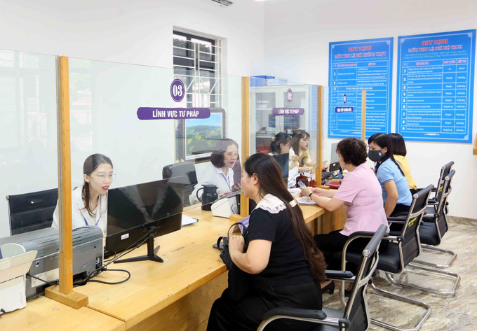 Người dân phường Tô Hiệu đến làm thủ tục hành chính tại Trung tâm Phục vụ Hành chính công. son-la2-0107.jpg