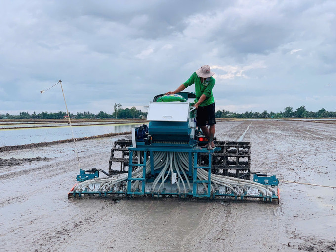 Triển khai gieo sạ lúa bằng máy của Hợp tác xã Dịch vụ nông nghiệp Hồng Phát (ấp Tường Thắng B, xã Vĩnh Thanh, huyện Phước Long, tỉnh Bạc Liêu). Ảnh: TTXVN phát bl2-1706.jpg