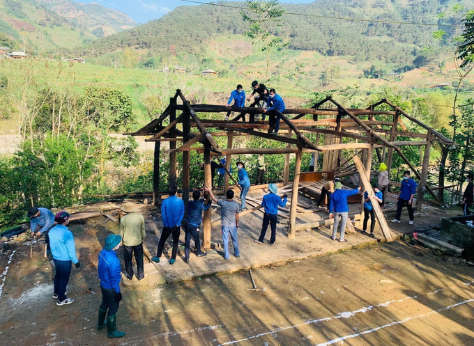 Đoàn viên thanh tiên tỉnh Yên Bái hỗ trợ người dân tháo dỡ nhà và dựng nhà mới. Ảnh: Tiến Khánh/TTXVN yen-bai-130625.jpg
