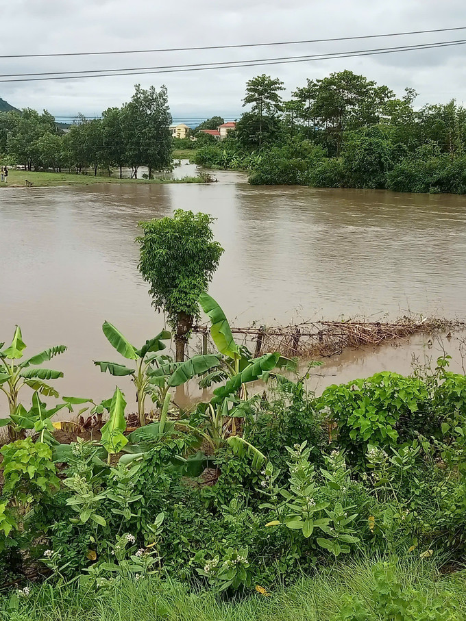 Thôn PeiDu, xã Chư Răng, huyện Ia Pa, tỉnh Gia Lai, bị ngập cục bộ sau cơn mưa lớn từ chiều 10/6/2025. Ảnh: TTXVN phát Thôn PeiDu, xã Chư Răng, huyện Ia Pa, tỉnh Gia Lai, bị ngập cục bộ sau cơn mưa lớn từ chiều 10/6/2025. Ảnh: TTXVN phát