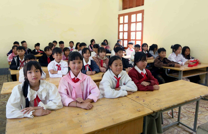 Học sinh Trường THCS Ngọc Chiến, xã Ngọc Chiến, tỉnh Sơn La, hân hoan bước vào năm học mới. Ảnh: Quang Quyết/TTXVN son-la2-0509.jpg
