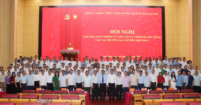 Tỉnh ủy Lai Châu tổ chức Hội nghị “Gặp mặt, giao nhiệm vụ cho cấp ủy, chính quyền các xã, phường sau sắp xếp, hợp nhất”. Tỉnh ủy Lai Châu tổ chức Hội nghị “Gặp mặt, giao nhiệm vụ cho cấp ủy, chính quyền các xã, phường sau sắp xếp, hợp nhất”.