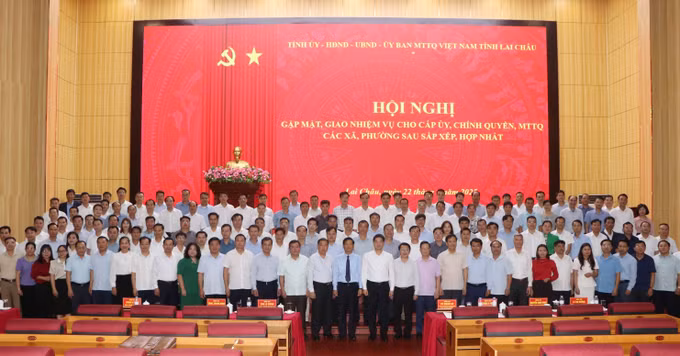 Tỉnh ủy Lai Châu tổ chức Hội nghị “Gặp mặt, giao nhiệm vụ cho cấp ủy, chính quyền các xã, phường sau sắp xếp, hợp nhất”.