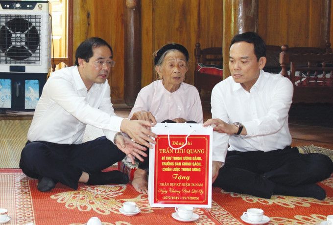 Bí thư Trung ương Đảng, Trưởng Ban Chính sách, Chiến lược Trung ương Trần Lưu Quang và Bí thư Tỉnh ủy Lào Cai Trịnh Xuân Trường thăm, tặng quà Mẹ Việt Nam Anh hùng Hà Thị Hao. Ảnh: TTXVN phát lao-cai2-2107.jpg