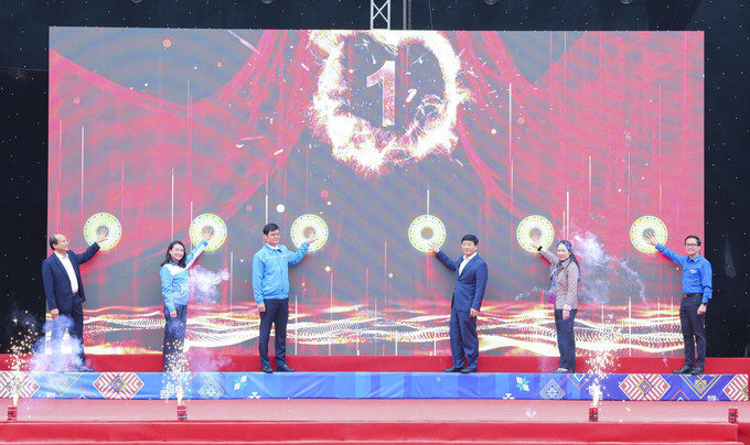 Đại biểu thực hiện nghi thức khởi động Đề án &quot;Tuổi trẻ Việt Nam đồng hành với thanh thiếu nhi vùng biên giới giai đoạn 2025 - 2030&quot;. Ảnh: Xuân Tư/TTXVN