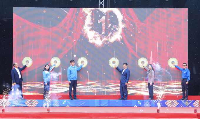 Đại biểu thực hiện nghi thức khởi động Đề án "Tuổi trẻ Việt Nam đồng hành với thanh thiếu nhi vùng biên giới giai đoạn 2025 - 2030". Ảnh: Xuân Tư/TTXVN