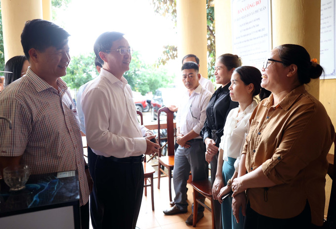 Bí thư Tỉnh ủy Đắk Lắk Nguyễn Đình Trung (đeo kính, áo trắng) và Quyền Chủ tịch UBND tỉnh Đắk Lắk Nguyễn Thiên Văn trao đổi với người dân xã Phú Xuân về mô hình tổ chức chính quyền địa phương hai cấp. Ảnh: Hoài Thu/TTXVN dak-lak2-2506.jpg