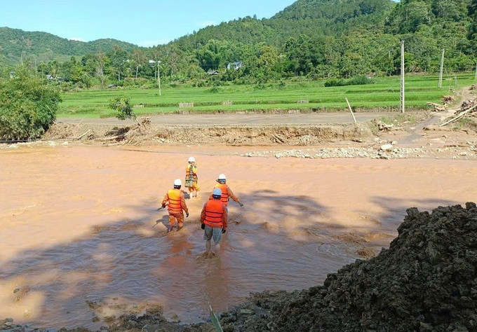 Cán bộ, công nhân viên Công ty Điện lực Sơn La tiếp cận các vị trí hệ thống điện bị ảnh hưởng trên địa bàn khu vực Sông Mã - Sốp Cộp. Ảnh: TTXVN phát. son-la2-0208.jpg
