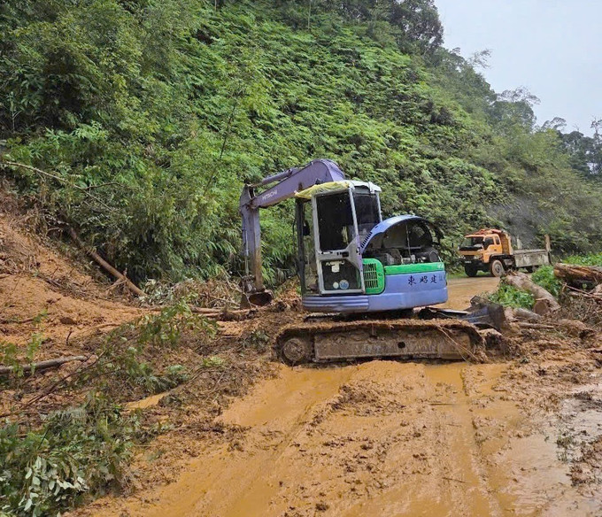 Lực lượng chức năng tỉnh Quảng Ngãi khắc phục sạt lở trên tuyến đường Ngọc Hoàng - Măng Bút - Tu Mơ Rông - Ngọc Linh. Ảnh: TTXVN phát sat-lo2-310725.jpg