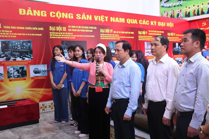 Các đại biểu 3 tỉnh Hòa Bình, Phú Thọ, Vĩnh Phúc tham quan trưng bày chuyên đề. Ảnh: Thanh Hải/TTXVN hoa-binh2-160525.jpg