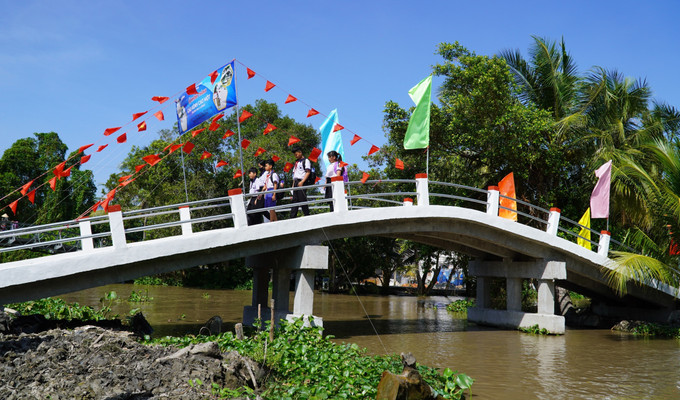 Cầu Kênh Cao Một được đưa vào sử dụng giúp việc đi lại của các em học sinh được dễ dàng, an toàn hơn.